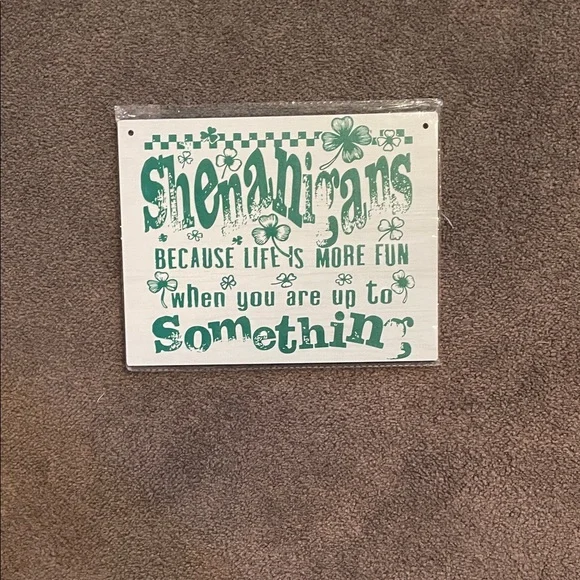 Green and White Decorative Sign - Picture 1 of 1